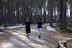 Vale que ya estamos en temperaturas positivas (unos 5-10º) y que están haciendo deporte, pero hay que ser muy finlandés para ir en manga corta y bermudas por el bosque.
